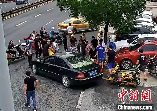 义乌外卖小哥车祸最新爆料,事故原因及伤者情况曝光